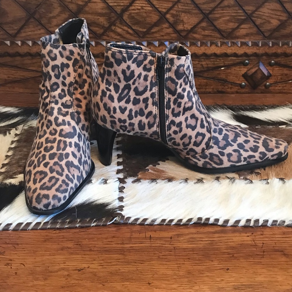 NWOT STRETCH SWEDE BOOTS
